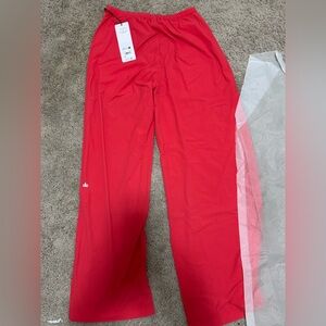 Alo Yoga Breezy Wide Leg Pant - Candy Red, Size M